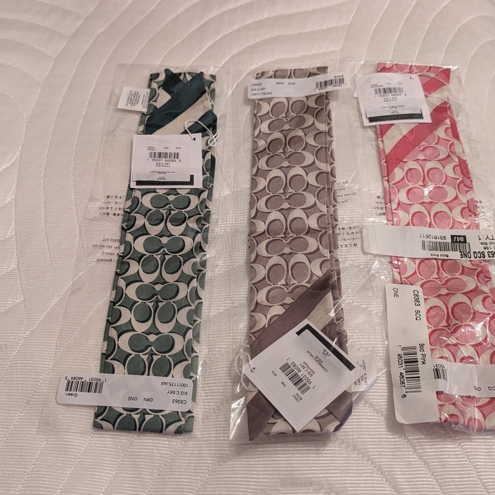 Coach 100% silk Signature Print skinny scarf - Picture 2 of 3